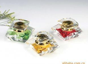 高端汽車(chē)香氛新體驗(yàn) 水晶香水瓶與汽車(chē)香水座系列